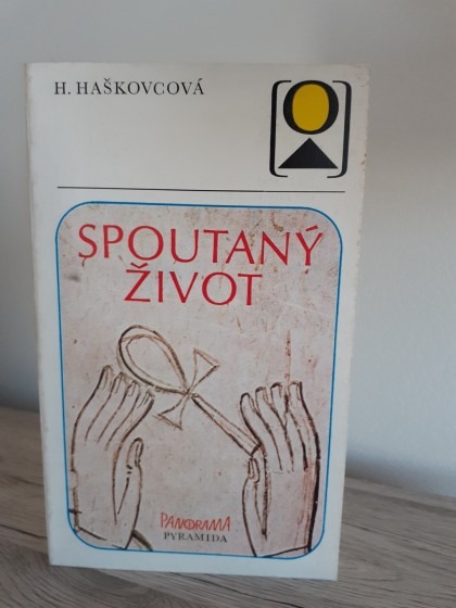 Spoutaný život