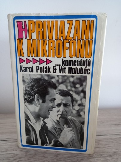 Priviazaní k mikrofónu