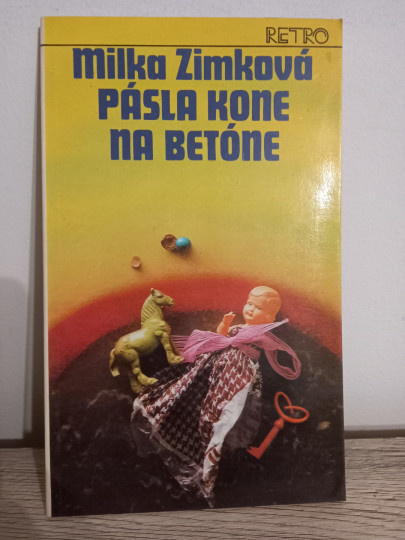 Pásla kone na betóne