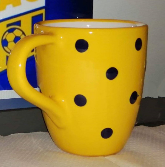 Žltomodrý kávový hrnček